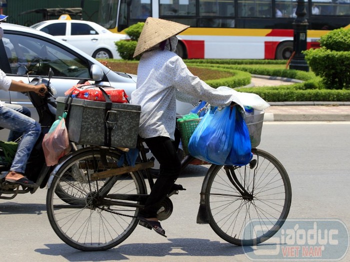 Bịt kín mít và chở những thùng hàng đằng sau đi khắp phố phường Hà Nội đủ thấy sự dẻo dai của những người dân lao động mưu sinh giữa trời oi bức